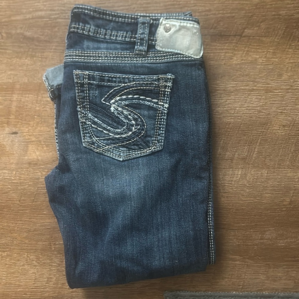 Buckle capris